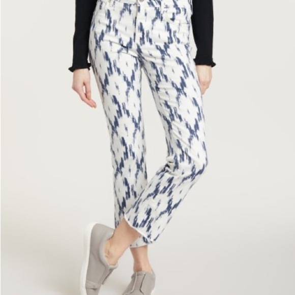 Free People Denim - Free People Indigo Skies Cropped Jeans with stretch. Women’s size 26. Inseam 27”
